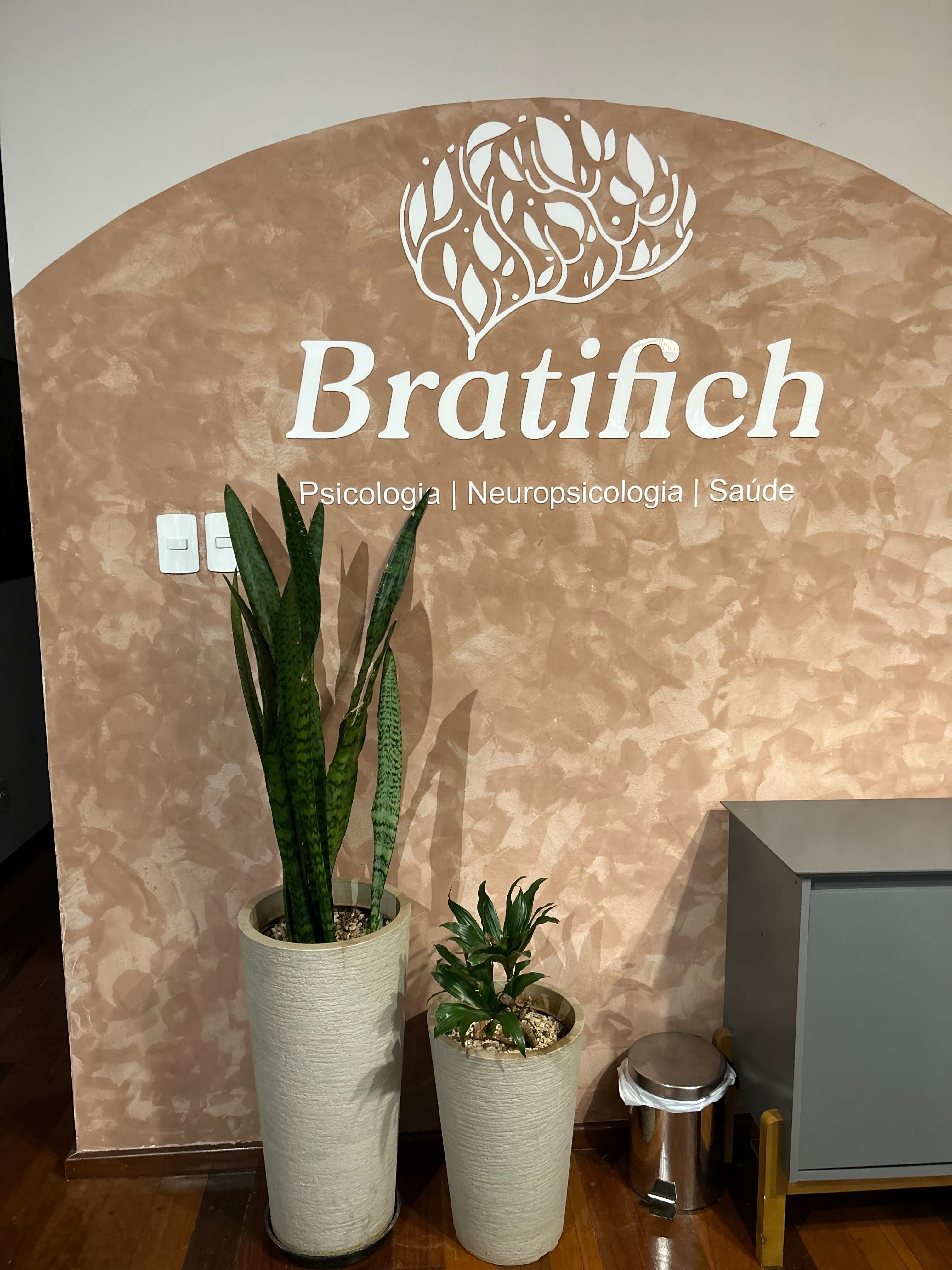Entrada da Clínica Bratifich, onde acontece o atendimento presencial