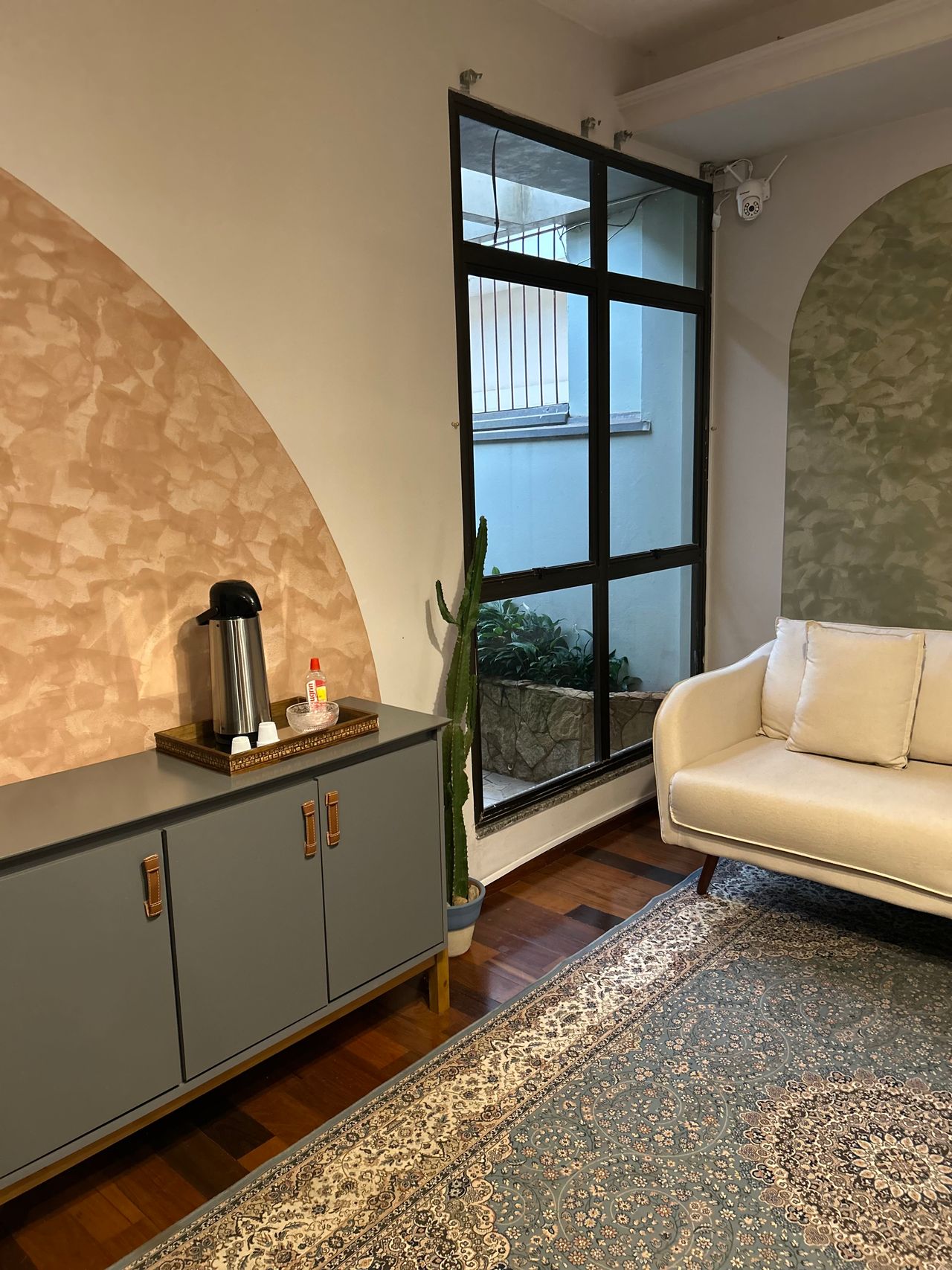 Detalhe do consultório com poltrona e tapete