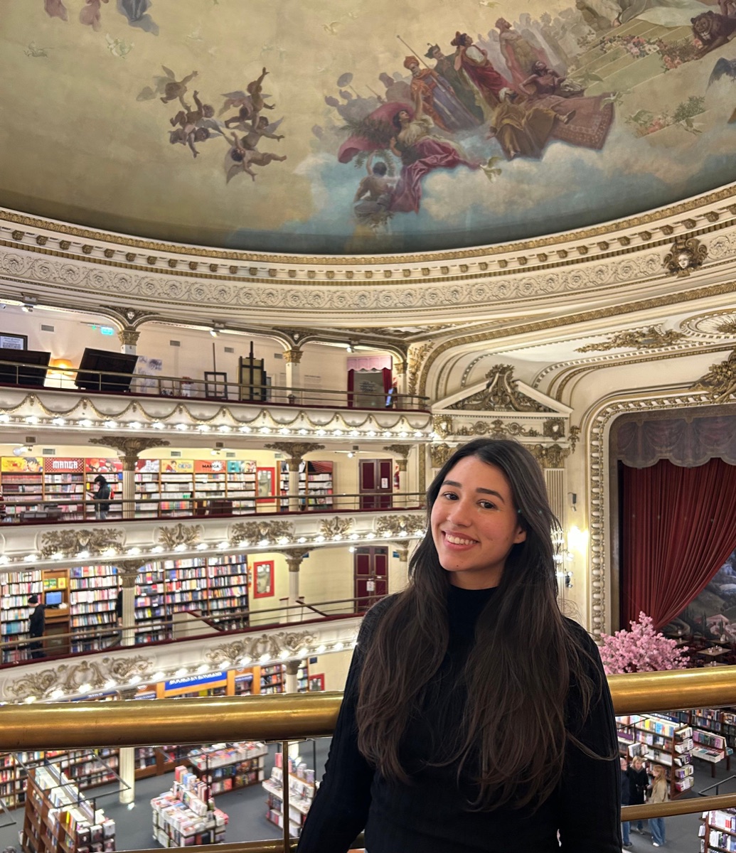 Mayara em uma livraria histórica em Buenos Aires